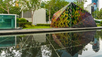 The water feature’s surface reflects the surrounding urban elements and the sky enhancing the ambience of the space.